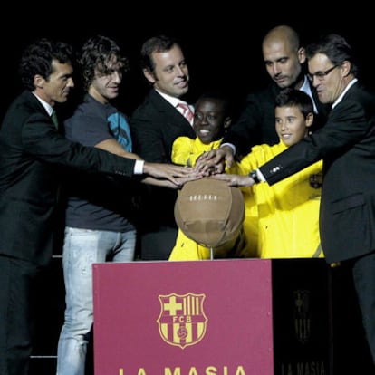 Guillermo Amor, primer residente de La Masia; Carles Puyol, capitán del Barcelona; Sandro Rosell, presidente; Pep Guardiola, técnico; dos canteranos y Artur Mas, presidente de la Generalitat, en la inauguración.