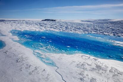 Piscinas de agua de deshielo en la cima del glaciar Helheim, el 19 de junio de 2018.