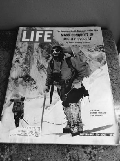 La revista Life que trajo Soto a la entrevista, sobre una expedición al Everest y con su misma fecha de nacimiento, 20 de septiembre de 1963
