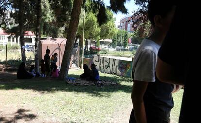 Refugiados sirios que duermen en un parque cercano a la mezquita de la M-30 en Madrid.