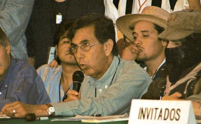 Cuauhtémoc Cárdenas, junto al Subcomandante Marcos, habla en San Cristóbal de las Casas (Chiapas), en julio de 1996. 