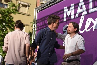 &Iacute;&ntilde;igo Errej&oacute;n y Pablo Iglesias, en el mitin en la plaza del museo Reina Sof&iacute;a de Madrid.