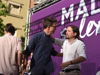 &Iacute;&ntilde;igo Errej&oacute;n y Pablo Iglesias, en el mitin en la plaza del museo Reina Sof&iacute;a de Madrid.