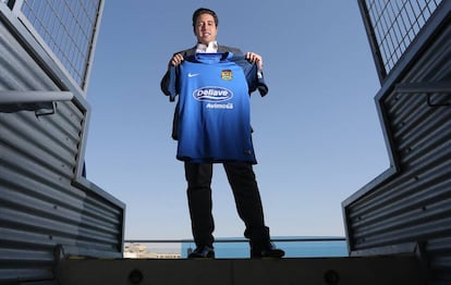 Jonathan Praena, presidente del Fuenlabrada, posa después de la entrevista en el estadio Fernando Torres.
