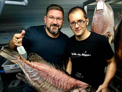 Dani García y Jorge Martín en la cámara de maduración de los pescados en los bajos del restaurante Lobito de Mar / Capel