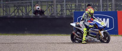 El piloto italiano de MotoGP Valentino Rossi, de Yamaha, se sale de la pista durante una sesión de entrenamientos libres para el Gran Premio de Italia de motociclismo en el circuito de Mugello.