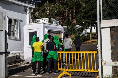 La inmensa mayoría de los cayucos que llegan a Canarias lo hacen a la isla de El Hierro y después son trasladados a Tenerife, donde hay dos campamentos de acogida. En estas imágenes, jóvenes senegaleses conversan en el entorno del campamento de Las Canteras, en el municipio de La Laguna.