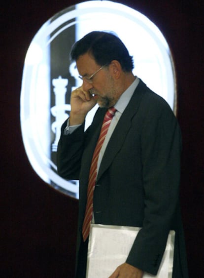 Mariano Rajoy habla por teléfono.