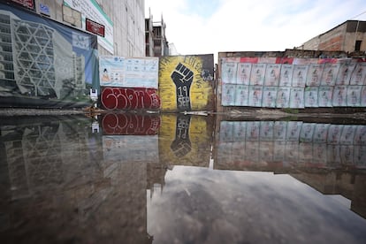 Vista de las afueras del terreno donde se derrumbó un edificio en la calle Álvaro Obregón, en septiembre de 2021.