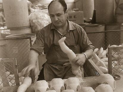 Trabajador en la fábrica de Onil, años 60.