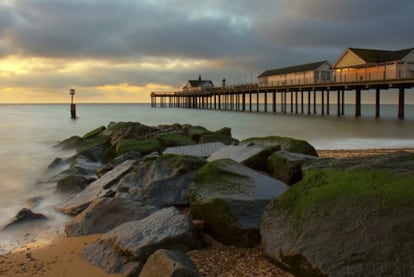 Un <i>fish & chips</i> en la villa de Aldeburgh, uno de los lugares que inspiraron a Sebald en su obra <i>Los anillos de Saturno.</i>
Monumento en la playa en homenaje al compositor Benjamin Britten.