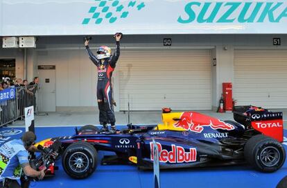 Vettel festeja el triunfo en Suzuka.