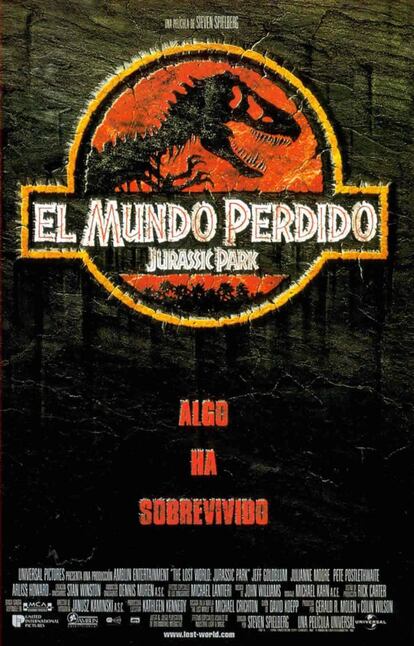 Para los amantes de la "dinomanía", ''Parque Jurásico: El mundo Perdido' tardó, quizás, demasiado en llegar a los cines. Corría 1997 y por aquel entonces la trama del filme era conocida por el público de masas: la tragedia que se desencadena después de que un equipo de científicos desarrolla en el laboratorio una nueva generación de dinosaurios. Para el crítico de EL PAÍS, esta segunda entrega "llenó algunas oquedades de Parque Jurásico, pues tiene una trama más ramificada que el simplón esquema de su antecesora". Si quieres saber más, <a href="https://elpais.com/diario/1997/08/24/cultura/872373602_850215.html"><b> lee la crítica de la película publicada por EL PAÍS</B></A>