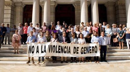 Concentración en al puerta del Palacio Consistorial del Ayuntamiento de Cartagena para condenar la muerte de la joven asesinada.