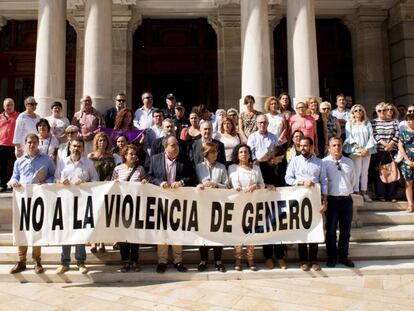 Concentraci&oacute;n en al puerta del Palacio Consistorial del Ayuntamiento de Cartagena para condenar la muerte de la joven asesinada.