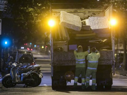 Operaris d'FCC recullen mobles vells a l'Eixample barcelonès.