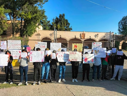 Un grupo de alumnos levanta carteles de piquete durante una protesta a las afueras de la UAEH, en la ciudad de Pachuca, el pasado 21 de septiembre, en una imagen difundida en redes sociales.