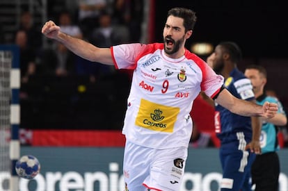 Raúl Entrerríos celebra un gol a Francia.