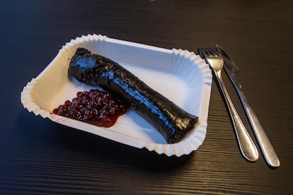 'Mustamakkara', servida con arándanos rojos.