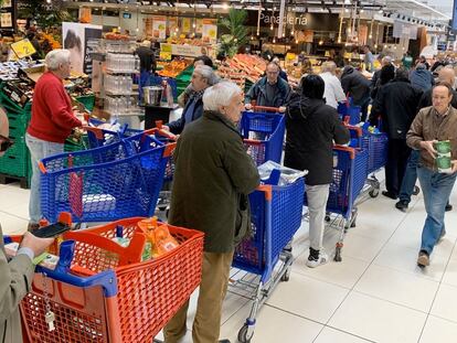 Largas colas en el un supermercado en Majadahonda (Madrid).