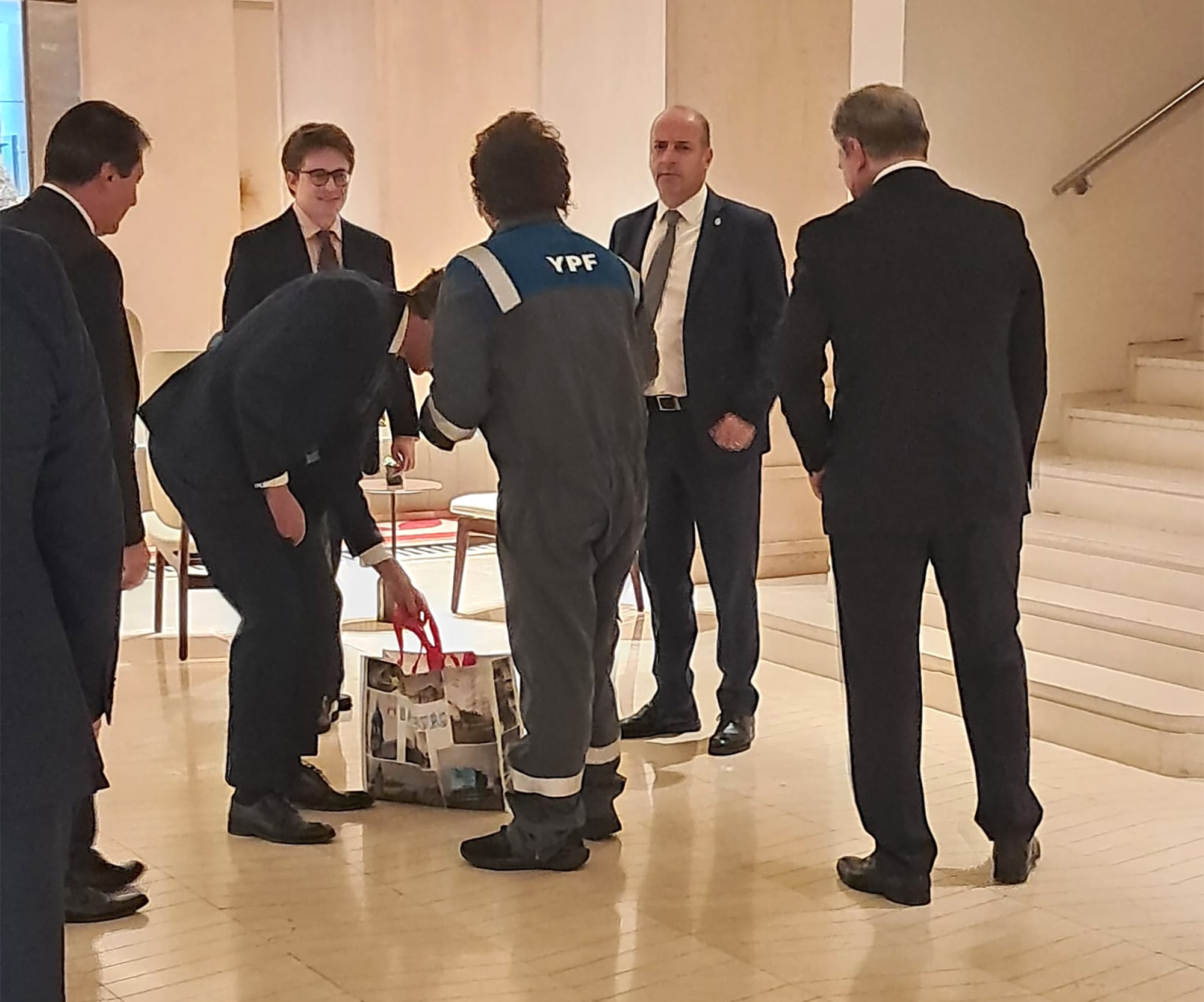 El presidente argentino, Javier Milei (en el centro, de espaldas), este sábado en un hotel madrileño. 