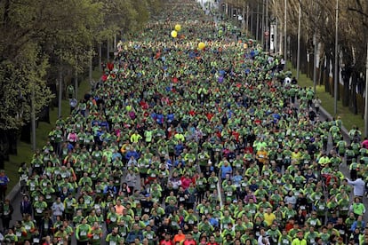 Miles de corredores transitan por el paseo de la Castellana en la Carrera contra el C&aacute;ncer