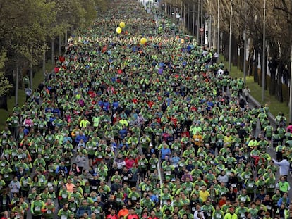 Miles de corredores transitan por el paseo de la Castellana en la Carrera contra el C&aacute;ncer