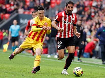 Raúl García en una acción con Arnau durante el partido entre el Athletic y el Girona, en San Mamés este domingo.