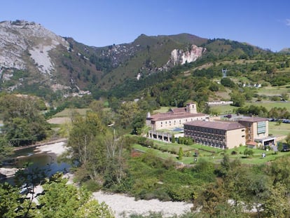 Los Picos de Europa arropan el entorno natural del parador de Cangas de Onís (Asturias).