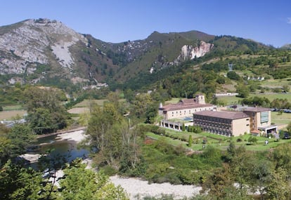 Los Picos de Europa arropan el entorno natural del parador de Cangas de Onís (Asturias).