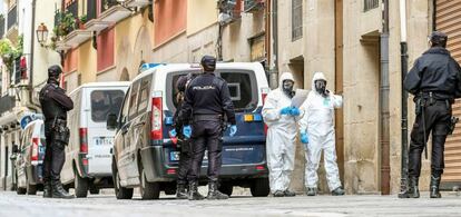 Dispositivo de la Policía Nacional encargado de la notificación a posibles personas afectadas por el Coronavirus en una calle de Logroño.