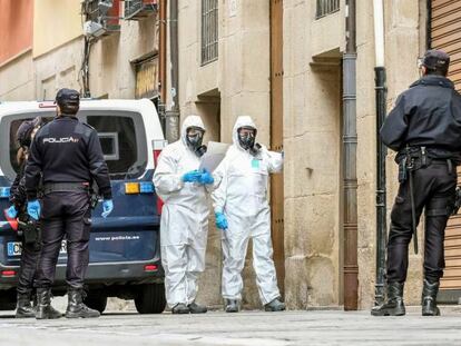 Dispositivo de la Policía Nacional encargado de la notificación a posibles personas afectadas por el Coronavirus en una calle de Logroño.