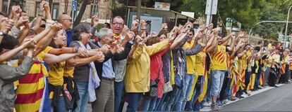 Manifestants en la la cadena humana a favor de la independència de Catalunya l'onze de setembre passat.