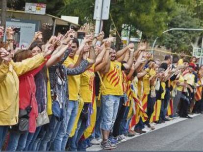 Manifestants en la la cadena humana a favor de la independència de Catalunya l'onze de setembre passat.