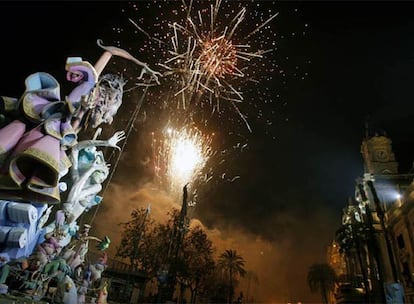 Vista del castillo de fuegos artificiales en la plaza de la Ayuntamiento de Valencia instantes antes de la cremá de la falla municipal, que cierra las fiestas falleras de 2007.