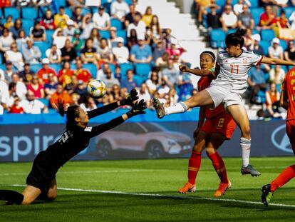 Lucía García disputa un balón.