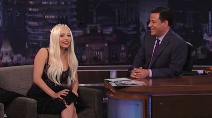 Lady Gaga y el presentador Jimmy Kimmel durante una entrevista