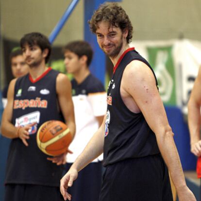 Pau Gasol y, al fondo, Ricky Rubio, entrenándose ayer con la selección española en Madrid.