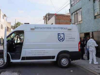 Miembros de la FGJ inspeccionan el domicilio de María José, joven que fue asesinada por su vecino, en Iztacalco, Ciudad de México, el 16 de abril.