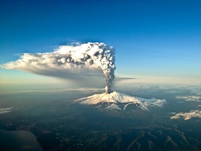 La atracción más explosiva, en el sentido literal, de Europa se encuentra en <a href="https://elviajero.elpais.com/elviajero/2018/07/18/actualidad/1531939288_929490.html" target="_blank">Sicilia</a>. El Etna es <a href="http://www.italia.it/es/ideas-de-viaje/lugares-unesco/monte-etna.html">el volcán más alto del continente (3.323 metros)</a>, una caldera bullente que tiene en vilo a su comarca desde hace milenios. La culpa la tienen ––según la mitología–– los celos del dios Hefesto, quien supuestamente hace salir de su fragua un fogonazo tremendo cada vez que Afrodita, su esposa, lo traiciona. Las numerosas erupciones de los últimos años llevan a pensar que la diosa de la belleza siga igual de ávida de amor que siempre.