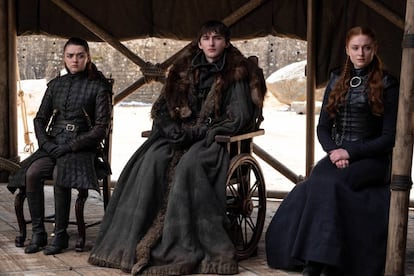 Maisie Williams, Isaac Hempstead-Wright y Sophie Turner, los hermanos Stark, en una imagen del capítulo final de 'Juego de tronos'.