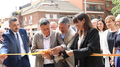 El consejero de Empresa y Trabajo, Miquel Sàmper (centro), en la 70 Fira d'Espàrrecs de Gavà, el pasado 3 de mayo.