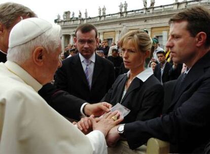 Benedicto XVI habla con los padres de la niña Madeleine McCann, quienes han viajado al Vaticano para recibir el consuelo del Pontífice