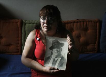 La nieta del maestro Dióscoro Galindo, Nieves García, muestra una imagen de su abuelo, cuyos restos espera recuperar.