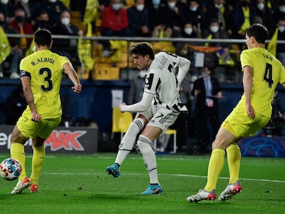 Vlahovic dispara entre Albiol y Pau Torres para marcar.