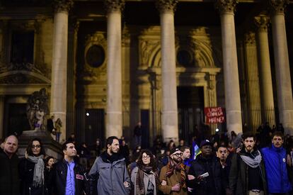 Residentes de Bruselas rinden un homenaje a las víctimas en la plaza Beursplein (Bélgica), el 22 de marzo de 2016.