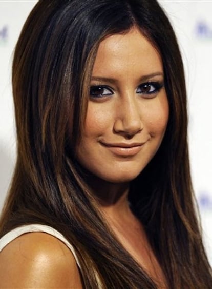 Ashley Tisdale, conocida por su papel en <i> High School Musical</i>, estrena la película <i>Aliens in the Attic</i>. En ella interpreta a una adolescente que se une a otros jóvenes para luchar contra los extraterrestres que aterrizan en el techo de su casa de veraneo.