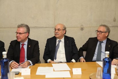 El consejero Mas-Colell, entre los alcaldes de Salou, Enric Granados (izquierda), y el de Vilaseca, Josep Poblet (derecha). 