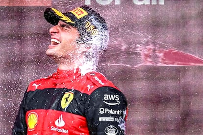 Carlos Sainz es bañado con champagne en el podio de Silverstone.