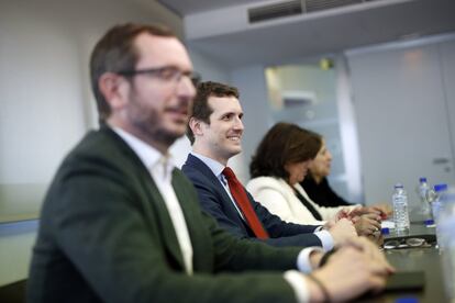 Detalle de Javier Maroto y Pablo Casado sonrientes durante la reunión del equipo de campaña.